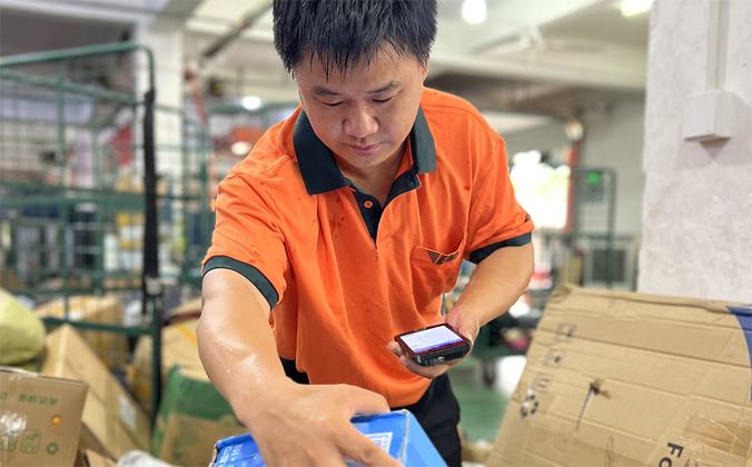 不畏高温，保障送达